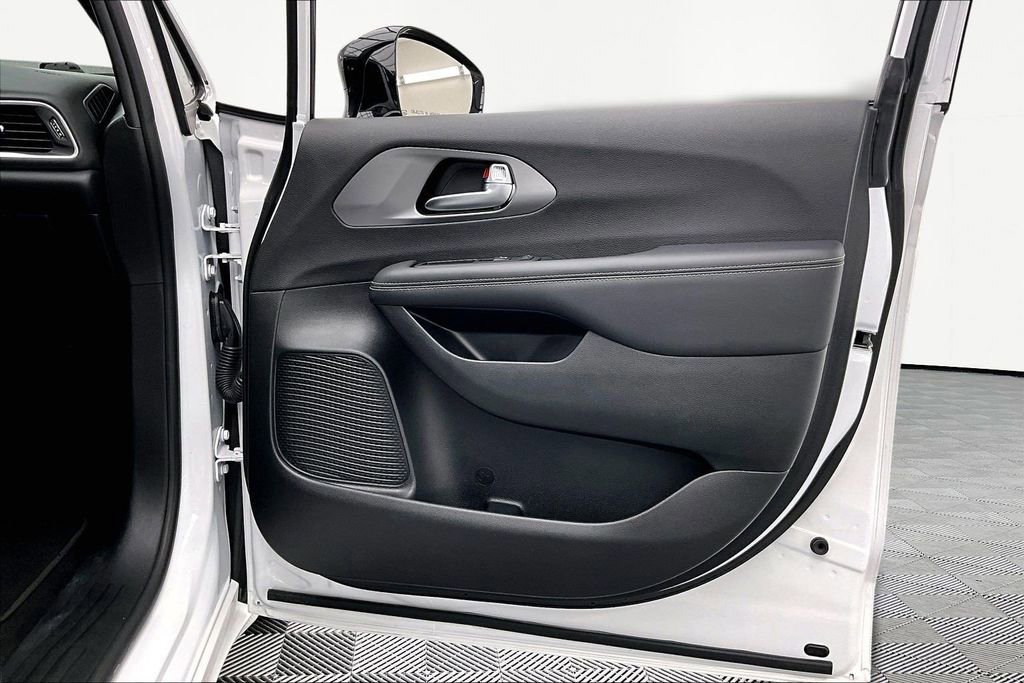 Used 2025 Chrysler Pacifica Select image 24