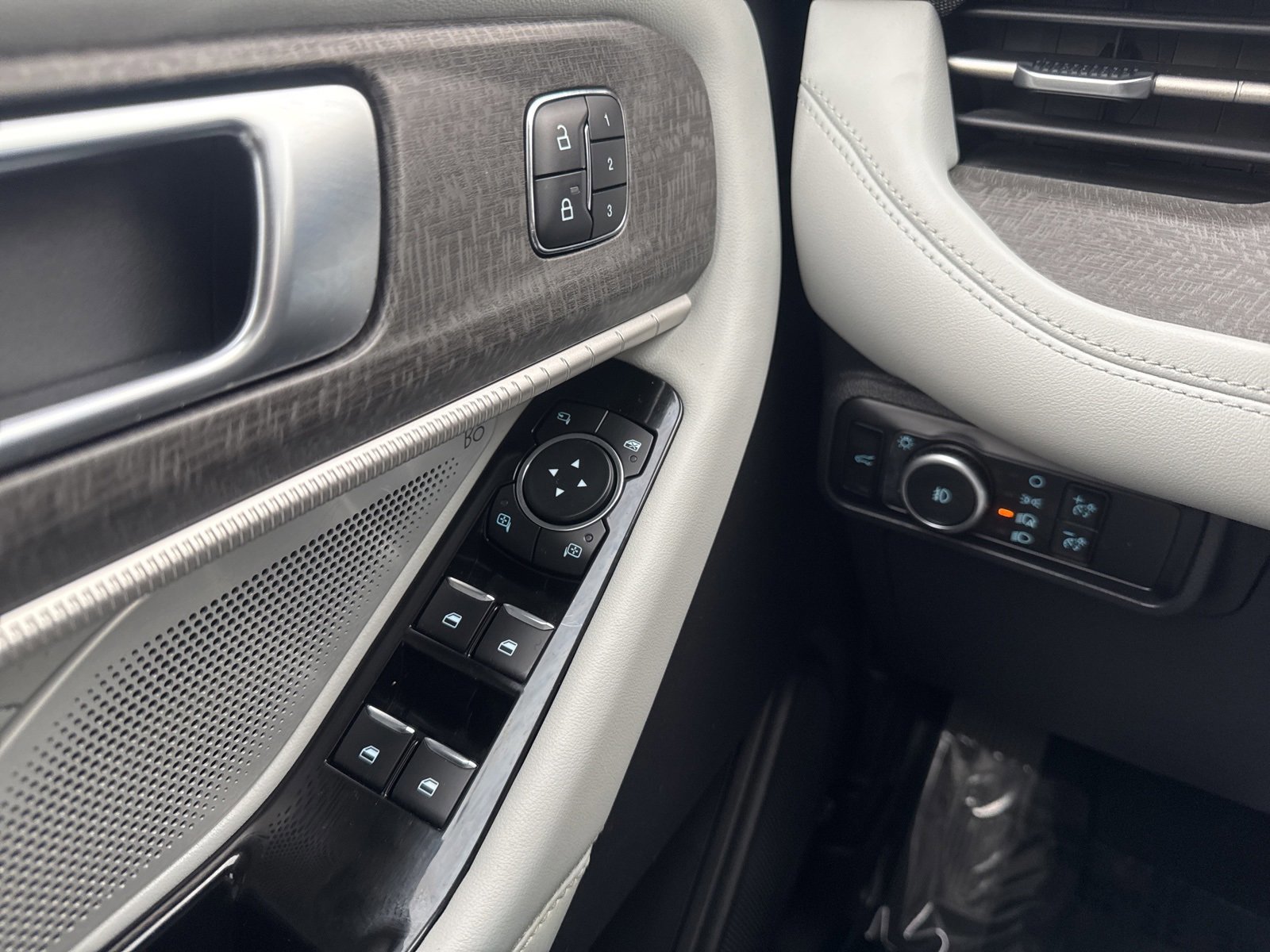 Certified 2025 Ford Explorer Platinum w/ LUX Leather Package image 36