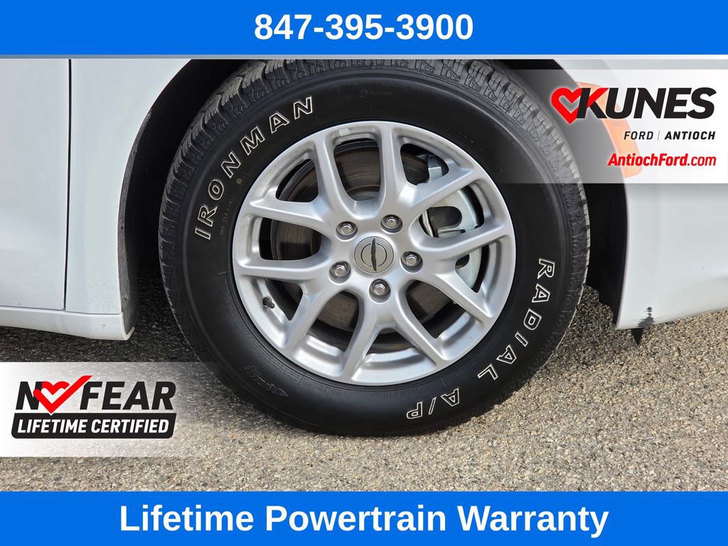 Used 2022 Chrysler Voyager LX FWD image 9