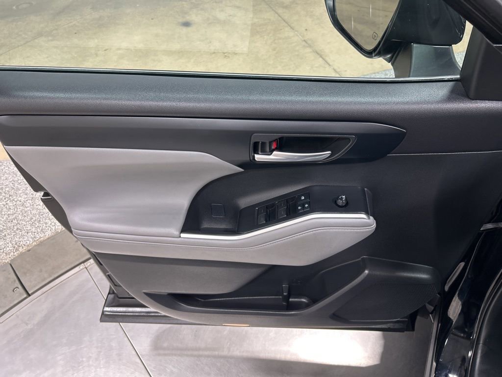 Used 2021 Toyota Highlander XLE AWD/4WD image 15