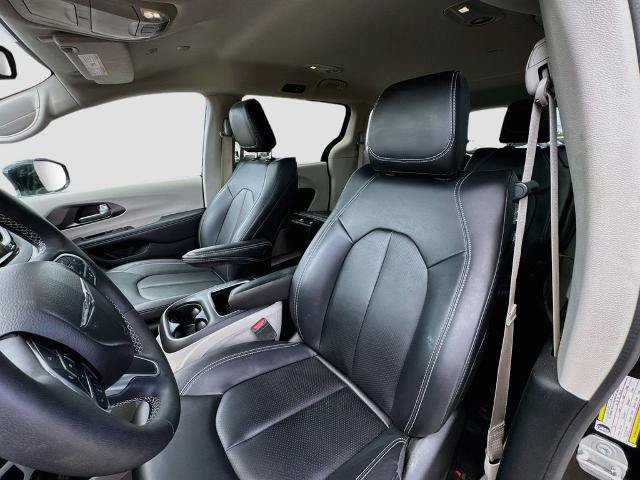 Used 2024 Chrysler Pacifica Touring-L FWD image 17