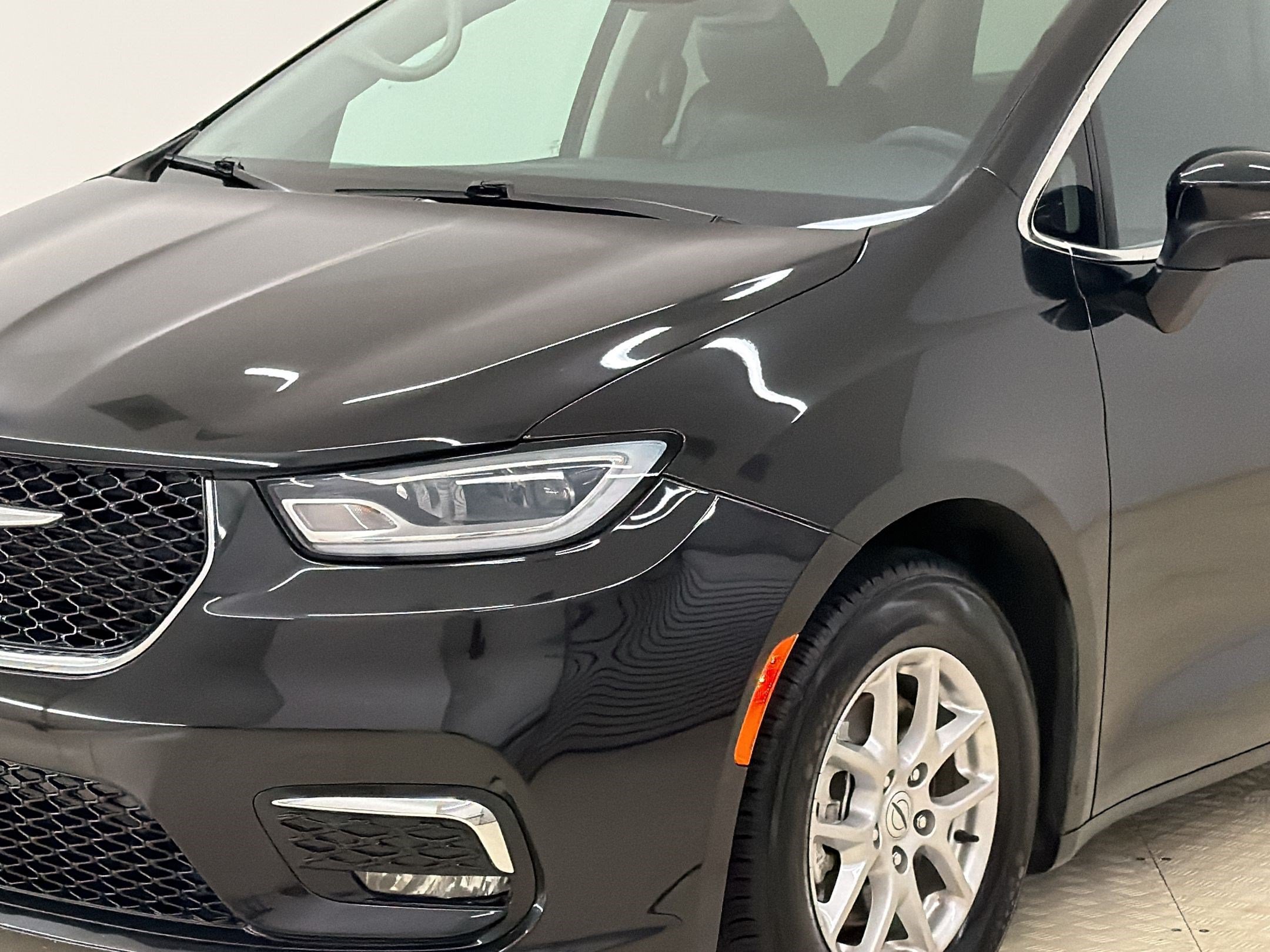 Used 2023 Chrysler Pacifica Touring-L FWD image 12