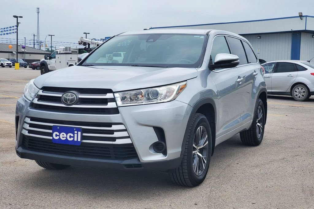 Used 2017 Toyota Highlander LE AWD/4WD image 2