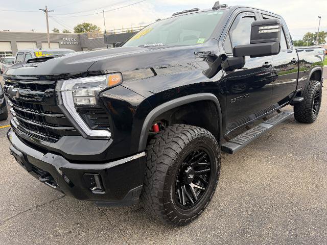 Used 2024 Chevrolet Silverado 2500 LT w/ Midnight Edition AWD/4WD image 4