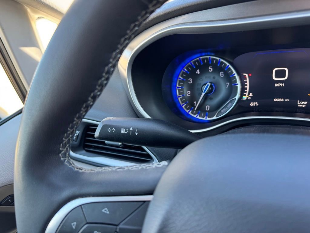 Used 2023 Chrysler Pacifica Touring-L image 18