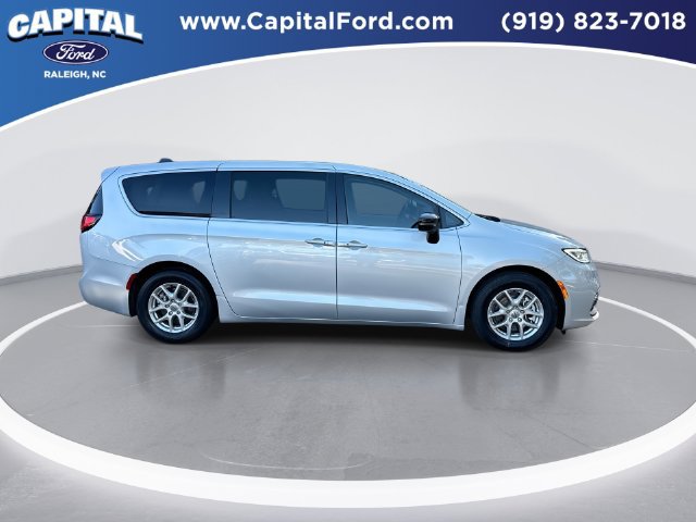 Used 2024 Chrysler Pacifica Touring-L FWD image 9