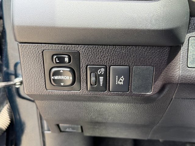 Used 2018 Toyota RAV4 LE FWD image 20