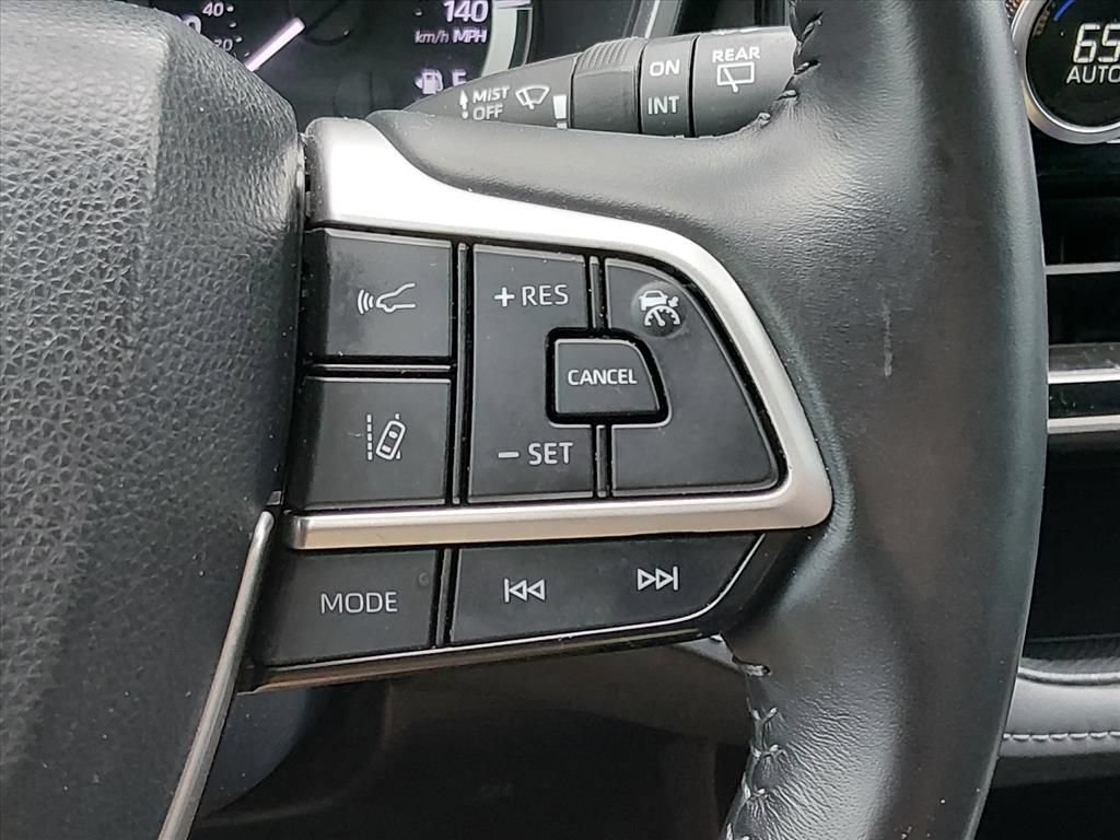 Used 2023 Toyota Highlander XLE FWD image 23