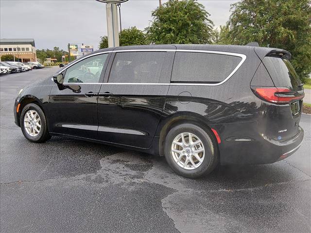 Used 2025 Chrysler Pacifica Select FWD image 6