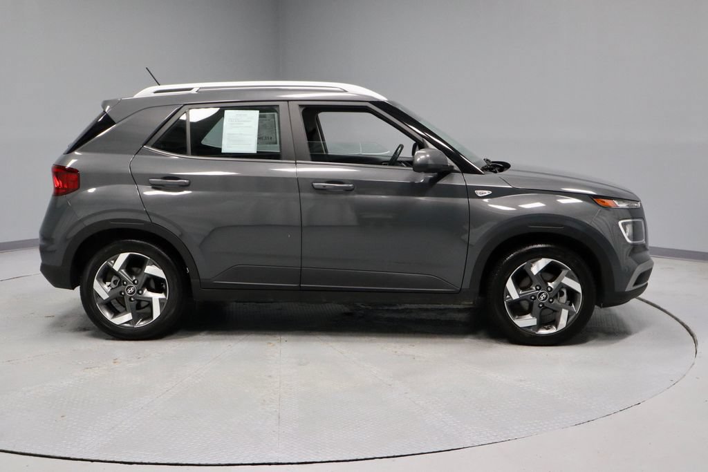 Used 2025 Hyundai Venue SEL FWD image 11