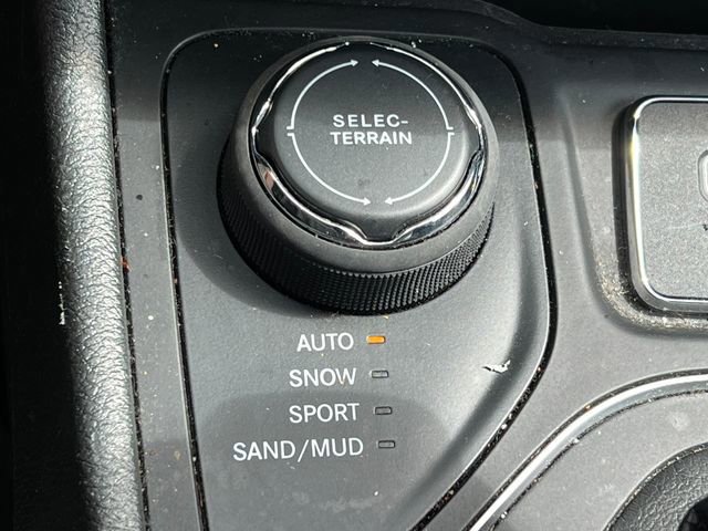 Used 2022 Jeep Cherokee Latitude w/ Sun & Sound Group AWD/4WD image 9