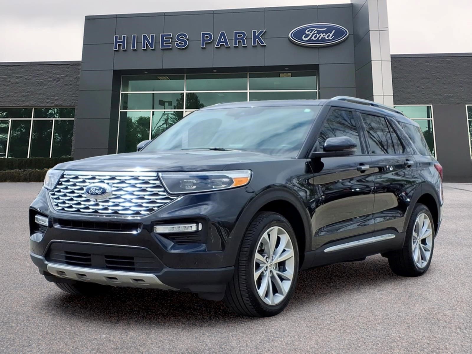 Certified 2023 Ford Explorer Platinum w/ Technology Package AWD/4WD image 3
