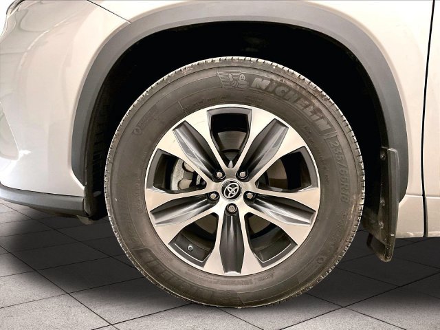 Used 2024 Toyota Highlander XLE AWD/4WD image 8