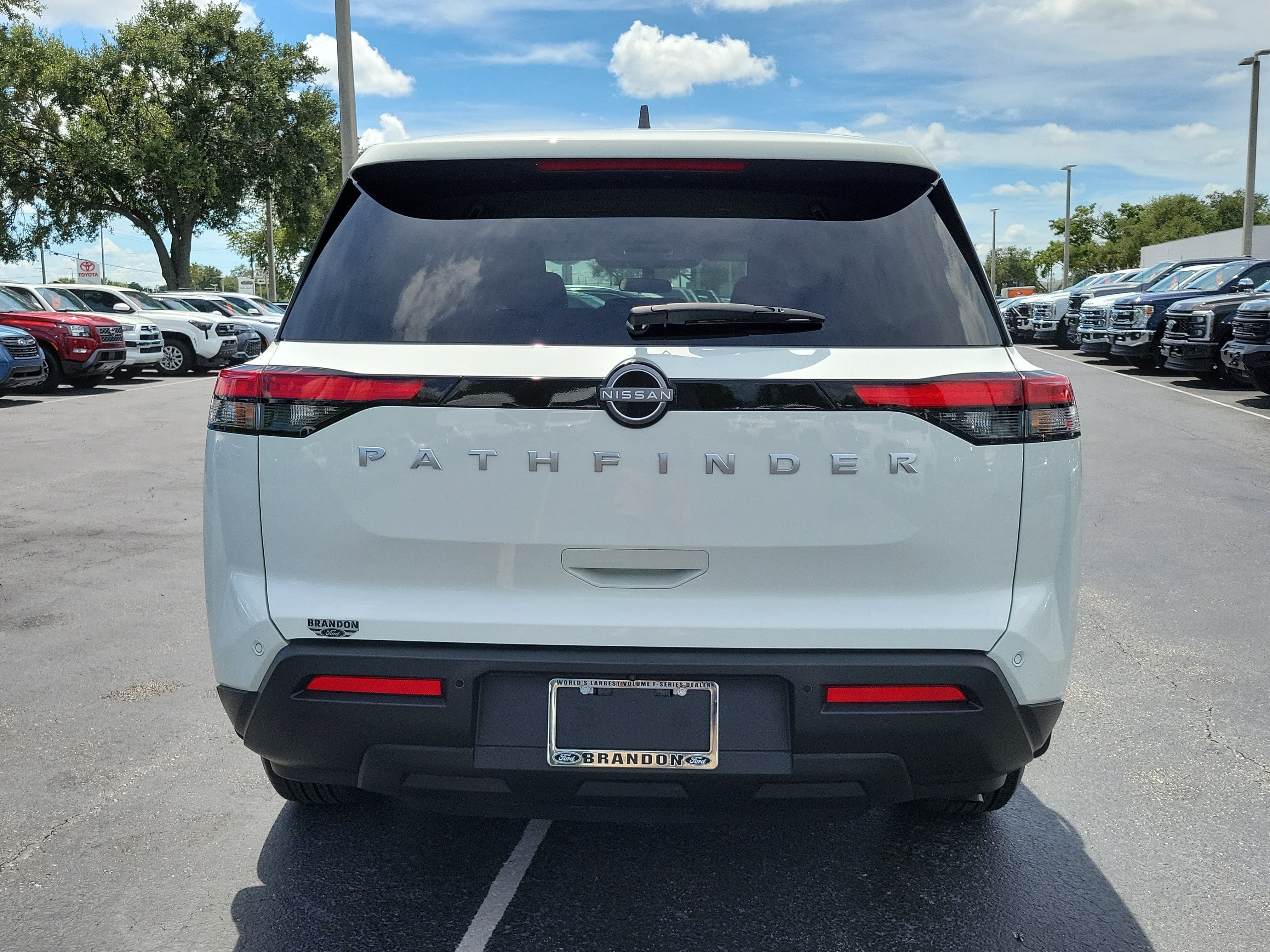 Used 2025 Nissan Pathfinder S FWD image 8