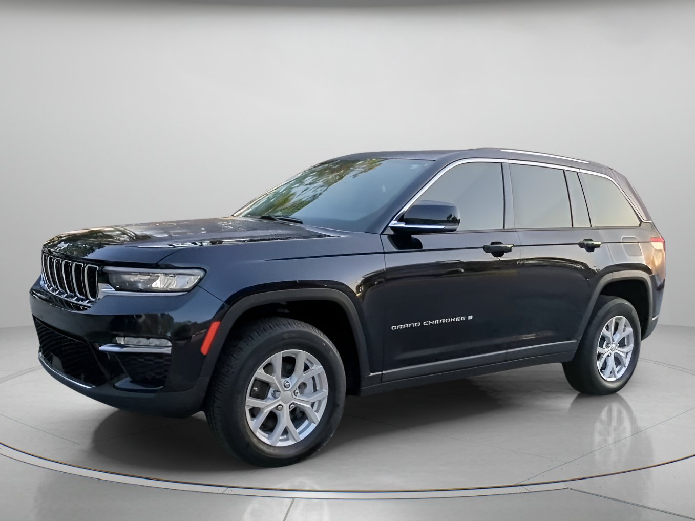 Used 2023 Jeep Grand Cherokee Limited w/ Luxury Tech Group II AWD/4WD image 13