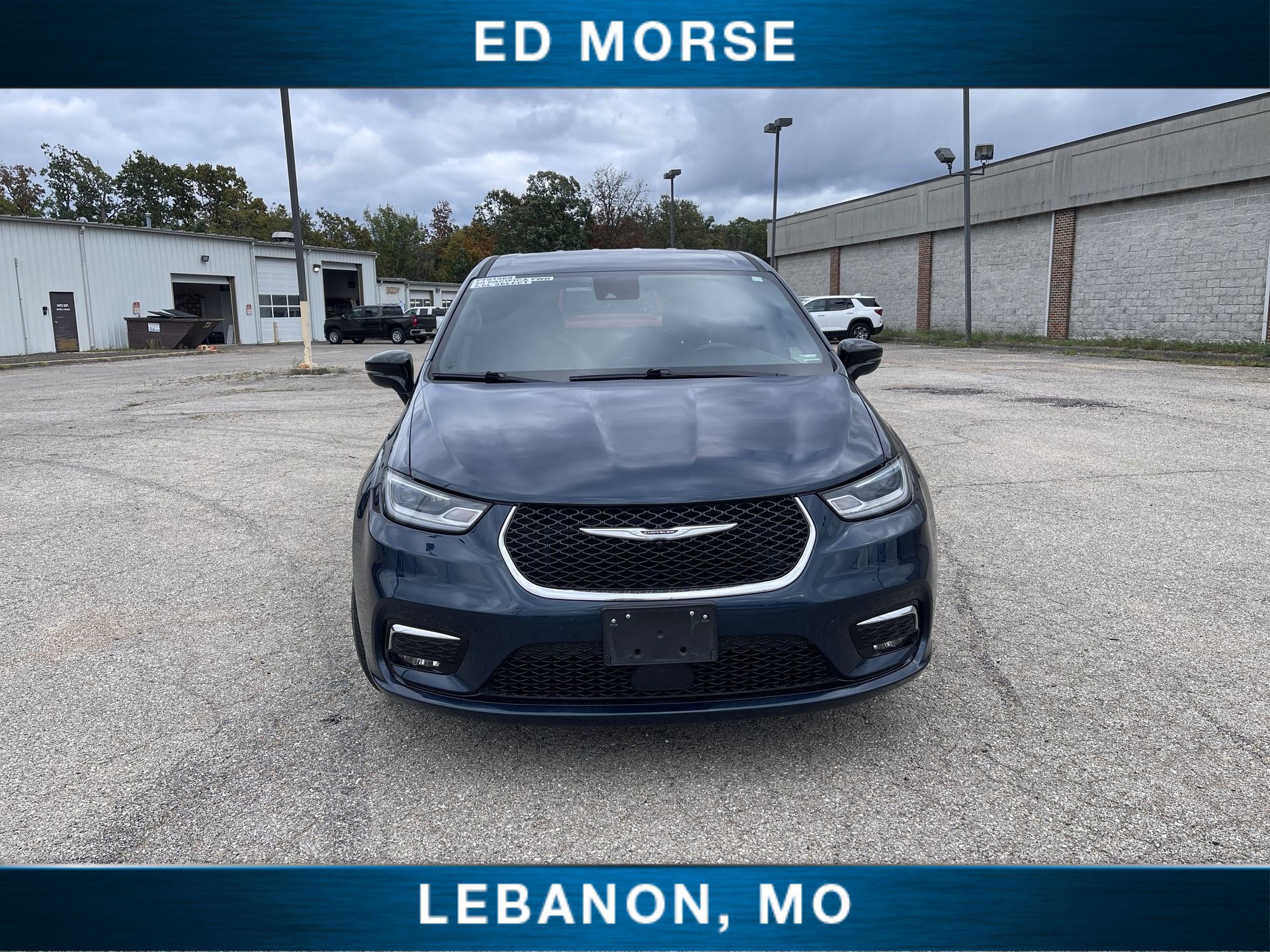 Used 2025 Chrysler Pacifica Select FWD image 3
