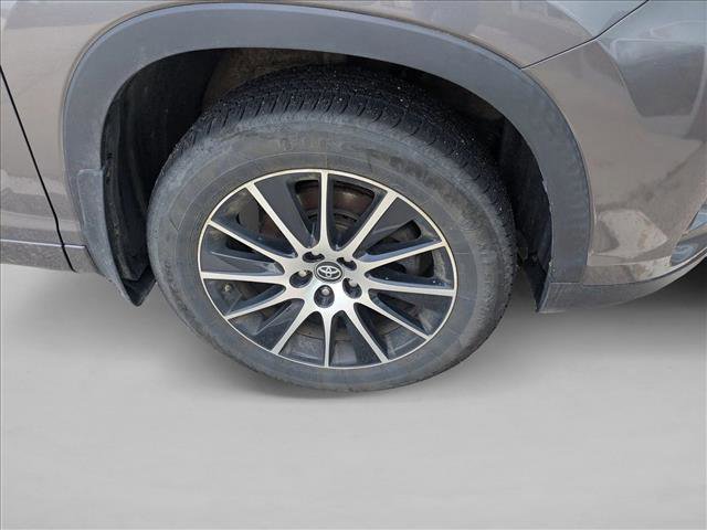 Used 2017 Toyota Highlander SE w/ Carpet Mat Package AWD/4WD image 7