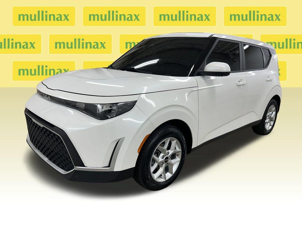 Used 2025 Kia Soul LX w/ LX Technology Package FWD image 14