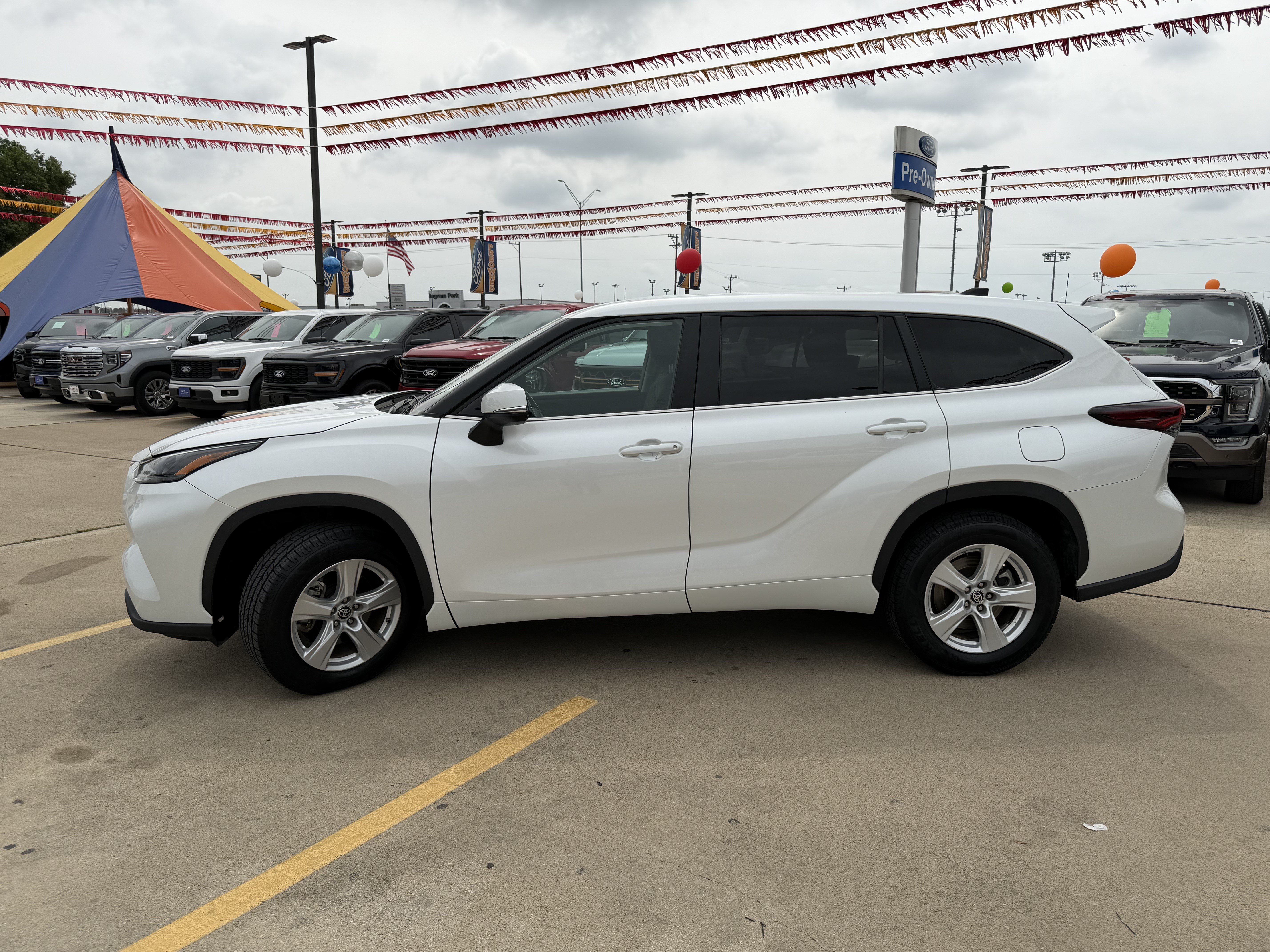 Used 2025 Toyota Highlander LE FWD image 12