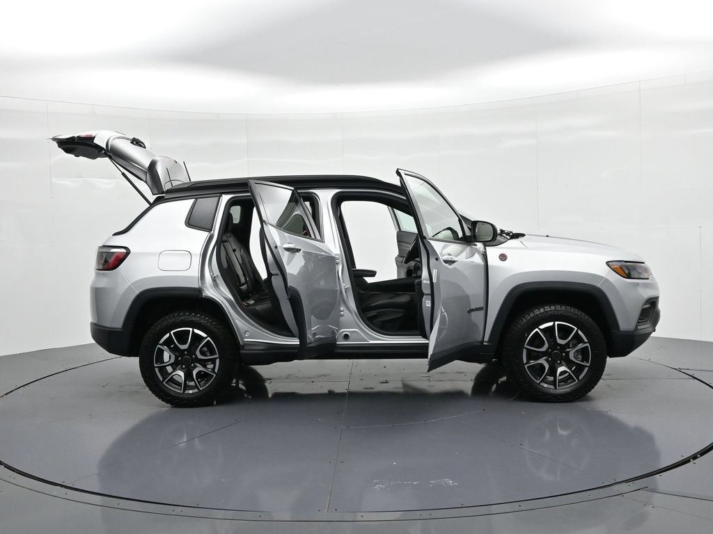 Used 2025 Jeep Compass Trailhawk AWD/4WD image 24