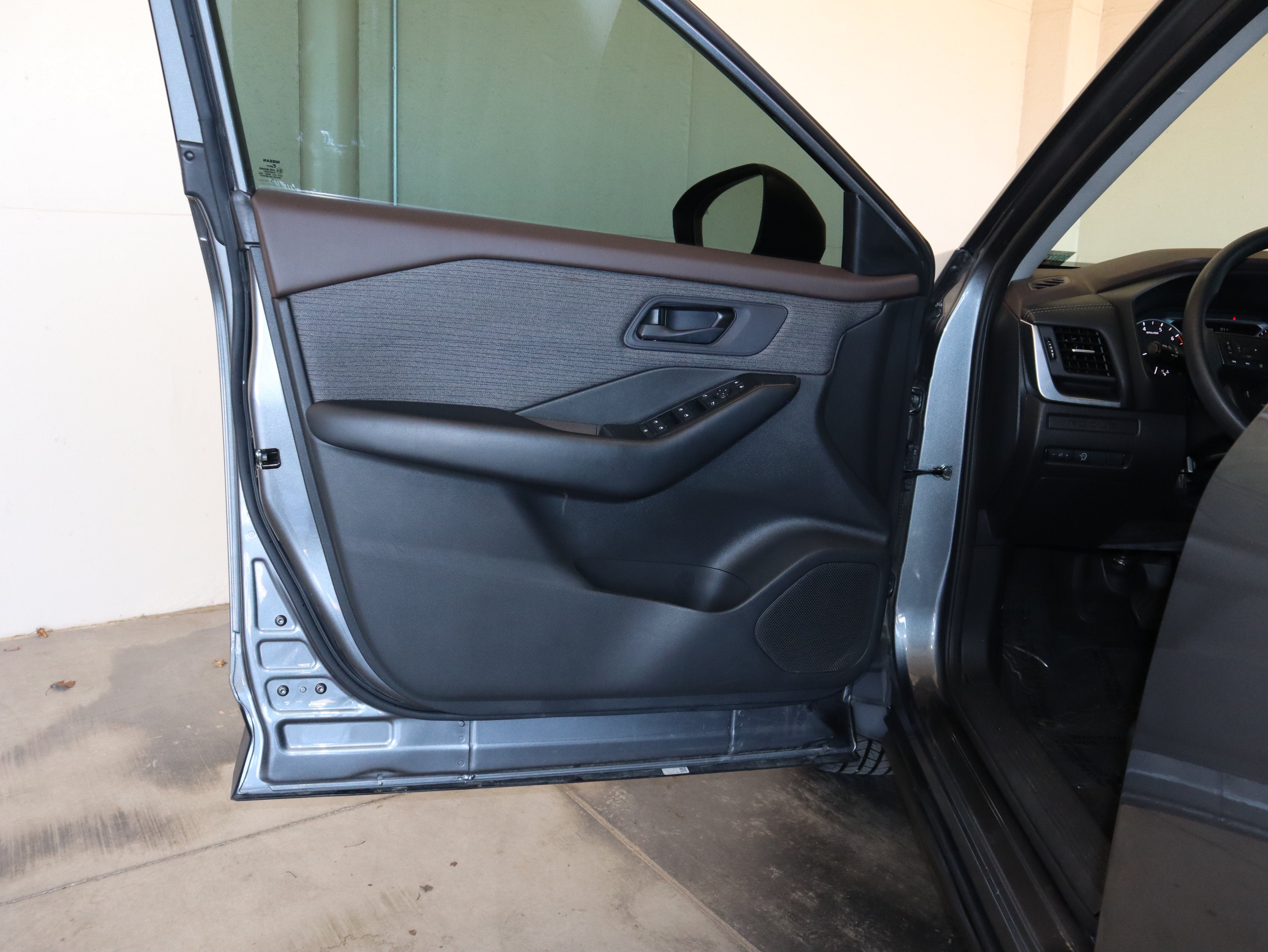 Used 2023 Nissan Rogue S AWD/4WD image 29