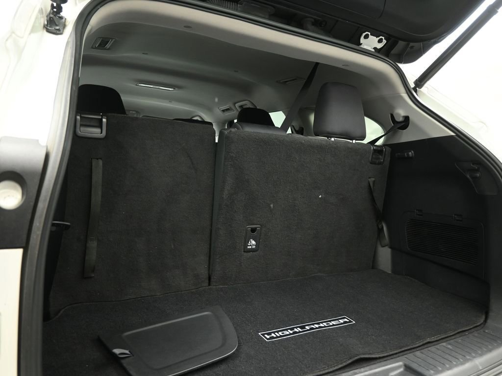 Used 2021 Toyota Highlander LE image 51