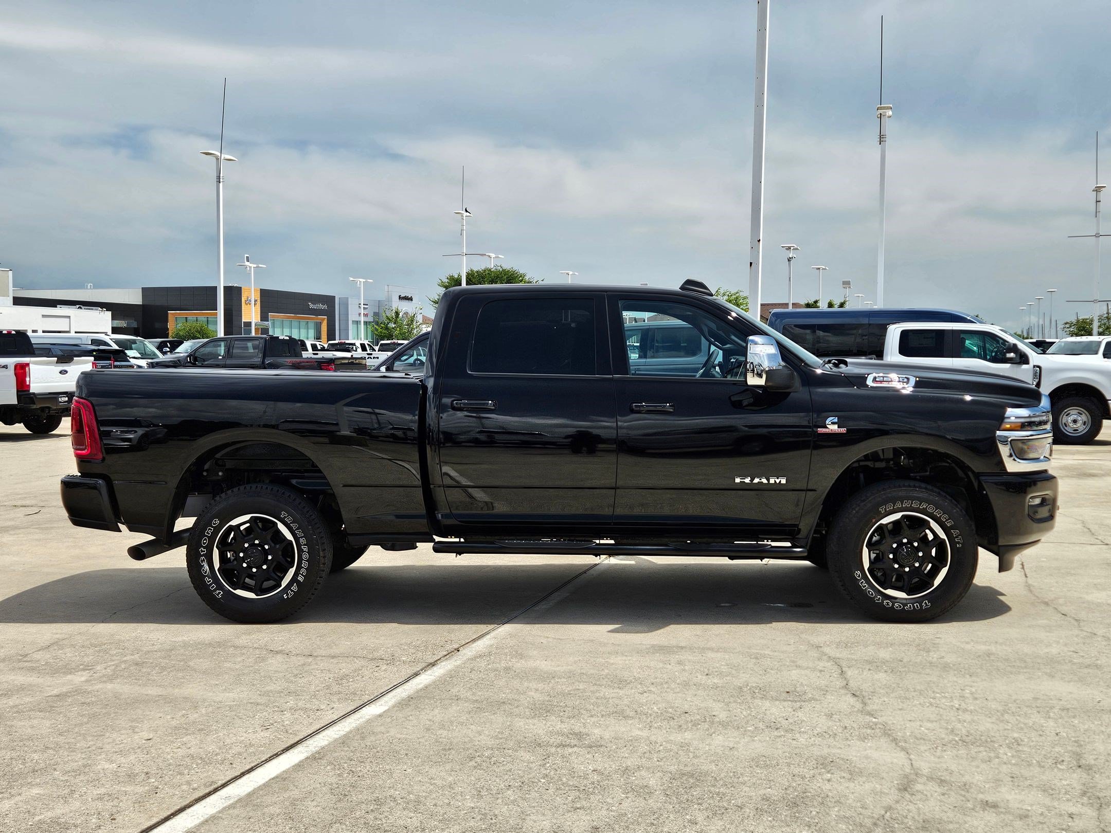 Used 2025 RAM 2500 Laramie AWD/4WD image 2