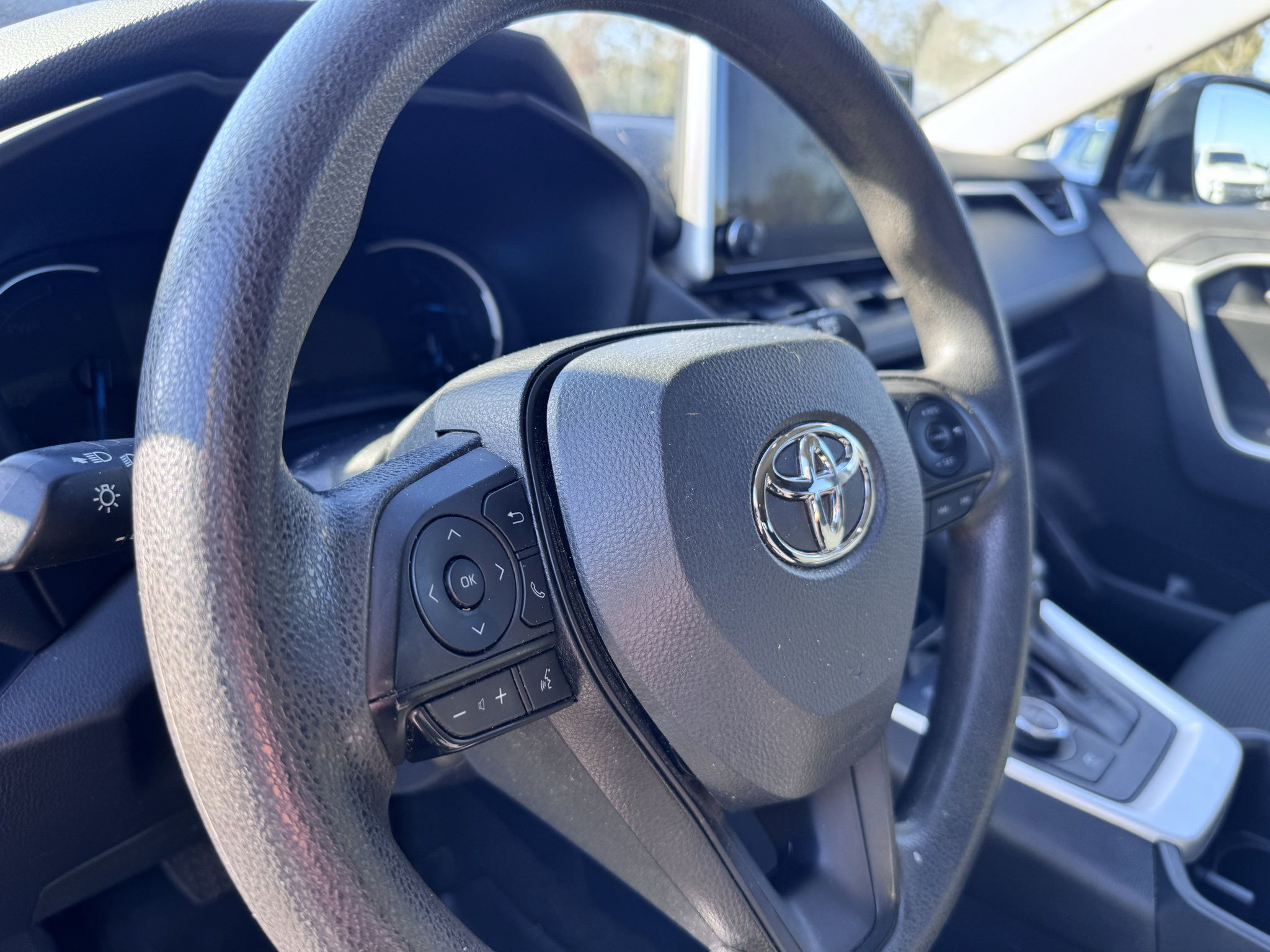 Used 2025 Toyota RAV4 LE AWD/4WD image 16