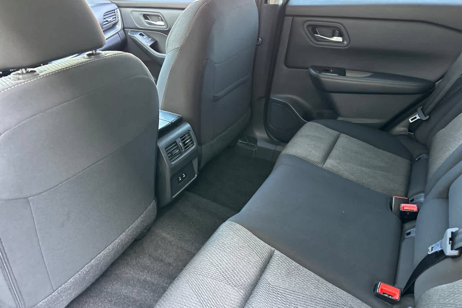 Used 2025 Nissan Rogue SV FWD image 4