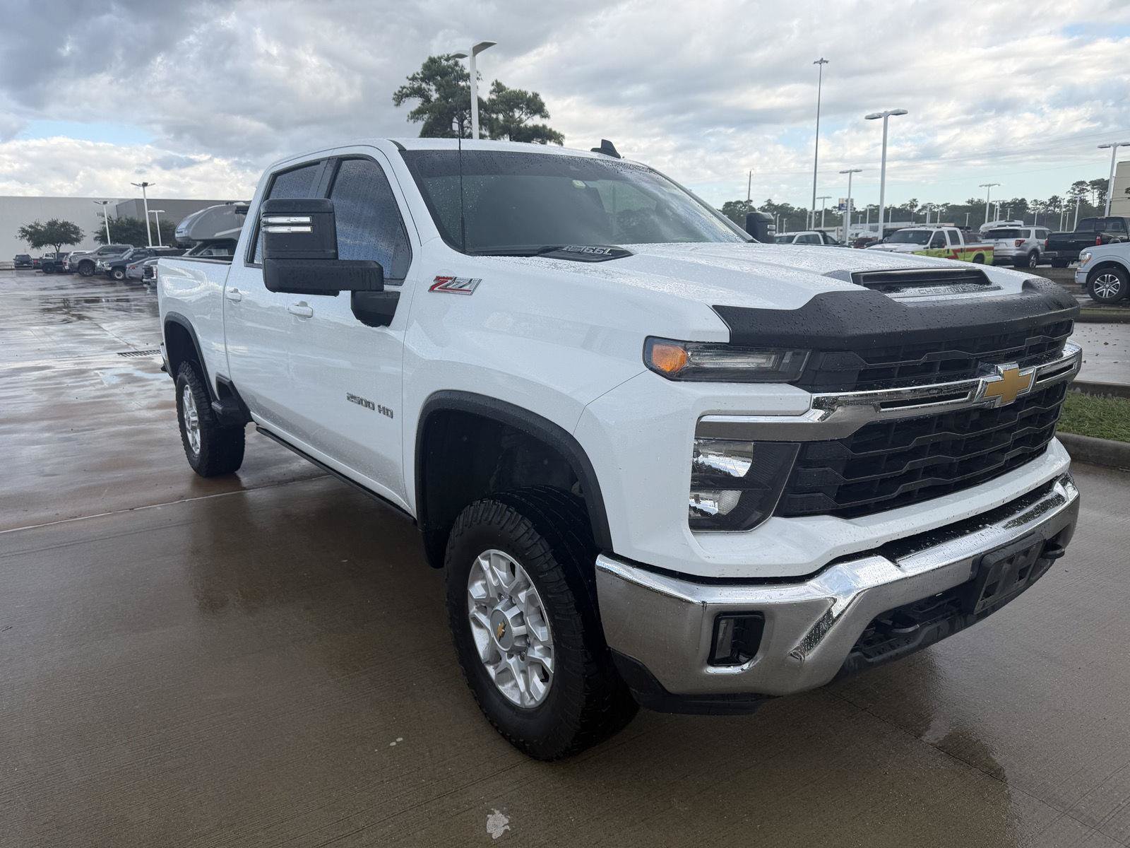 Used 2024 Chevrolet Silverado 2500 LT AWD/4WD image 2