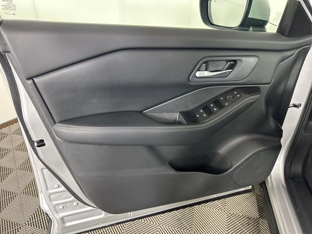 Used 2025 Nissan Rogue SV AWD/4WD image 8
