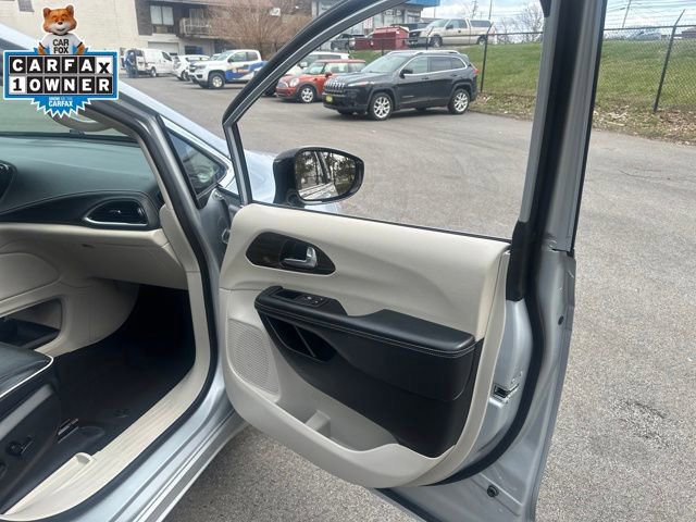 Used 2023 Chrysler Pacifica Limited image 13