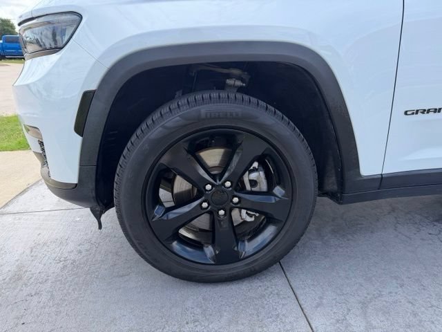 Used 2023 Jeep Grand Cherokee L Limited w/ Black Appearance Package AWD/4WD image 4