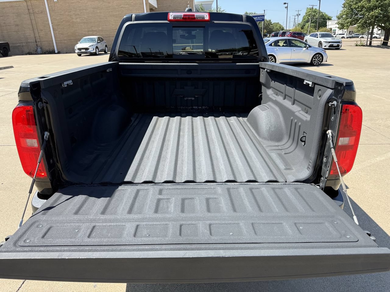 Used 2017 Chevrolet Colorado LT w/ Midnight Edition RWD image 29