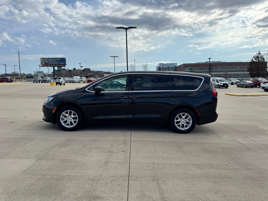 Used 2022 Chrysler Voyager LX image 2