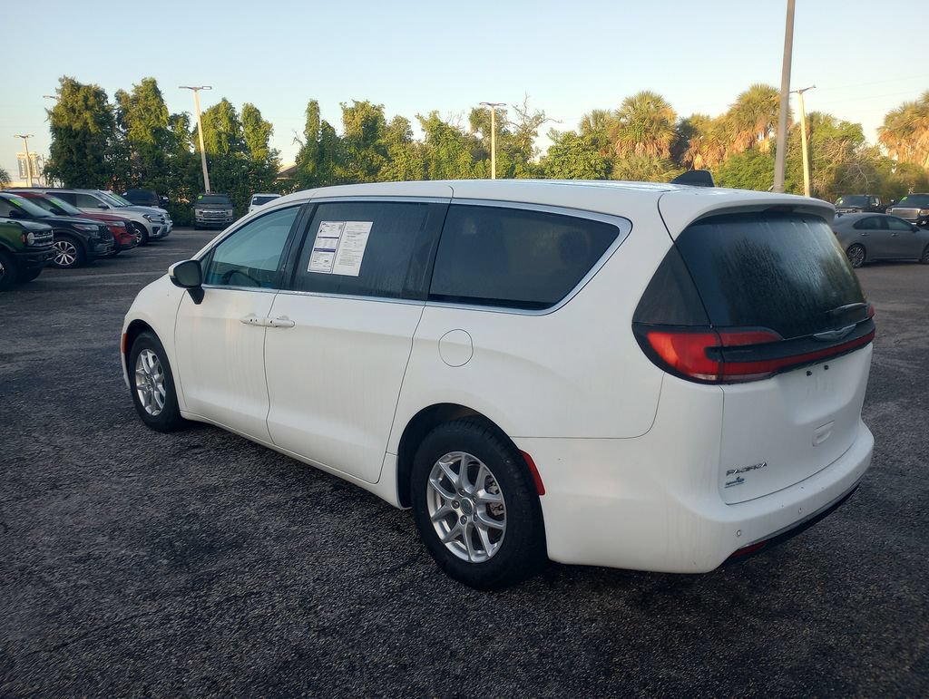 Used 2023 Chrysler Pacifica Touring-L FWD image 5