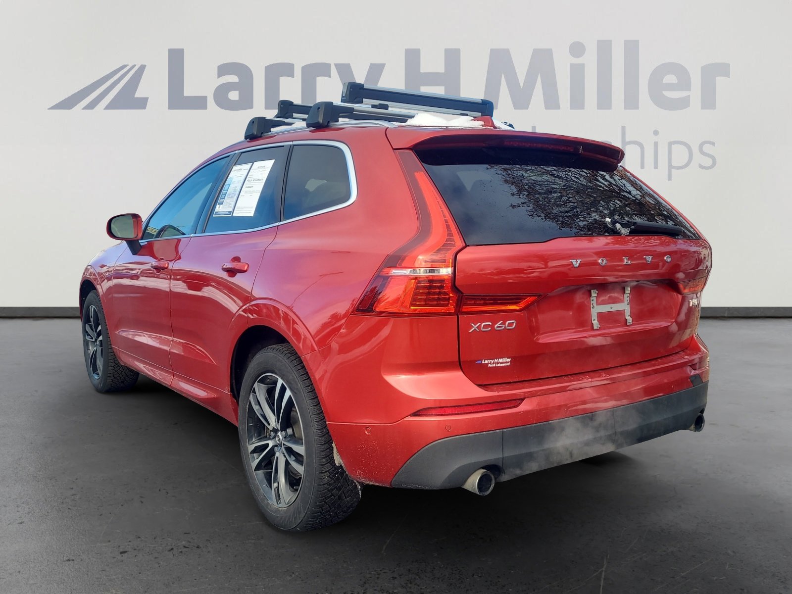 Used 2019 Volvo XC60 T5 Momentum w/ Premium Package image 3