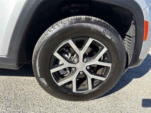 Used 2024 Jeep Grand Cherokee Limited image 17