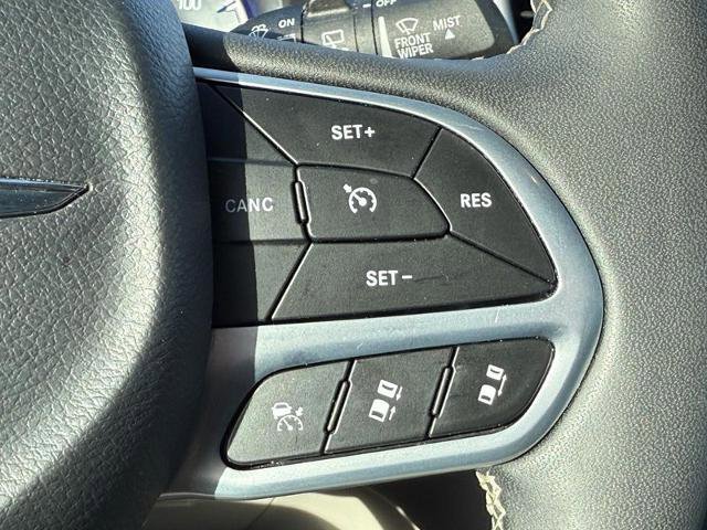 Used 2024 Chrysler Pacifica Touring-L FWD image 15