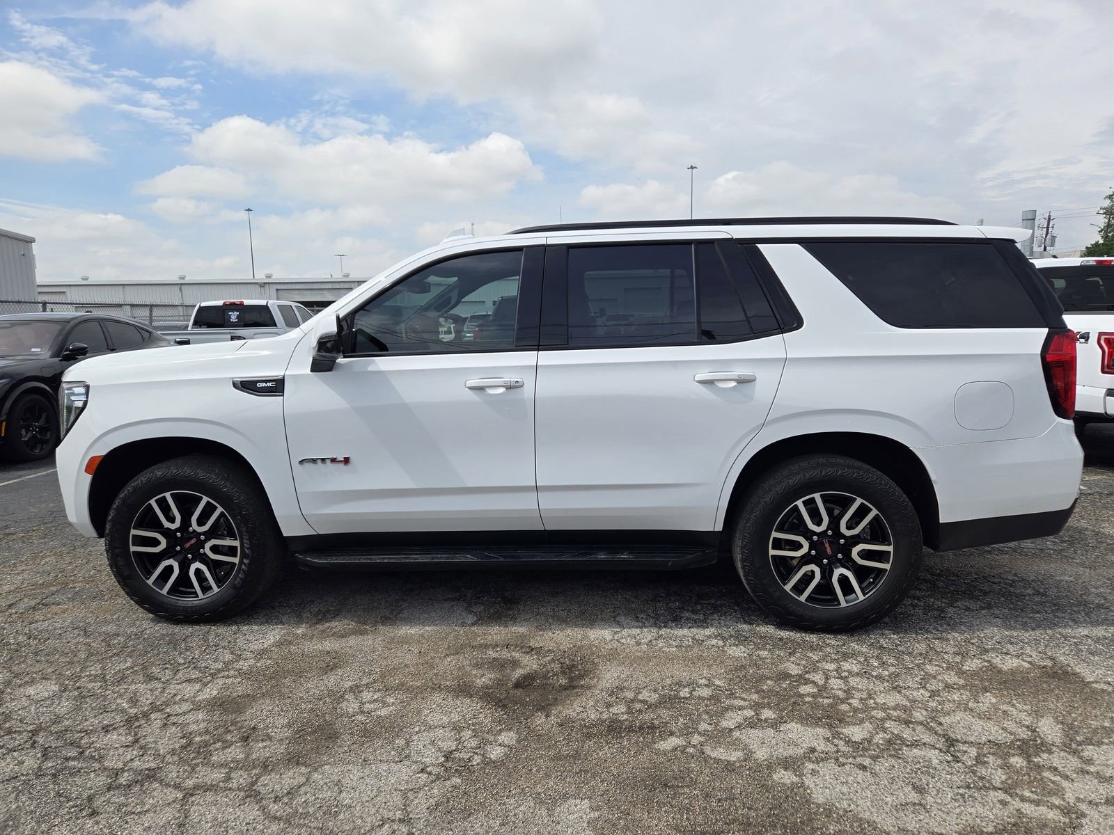 Used 2024 GMC Yukon AT4 w/ Technology Package AWD/4WD image 5
