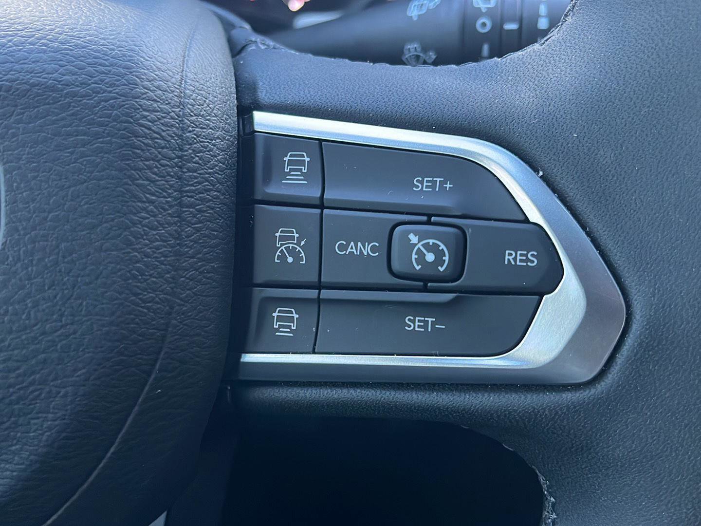 Used 2025 Jeep Compass Limited image 23