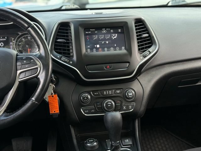 Used 2020 Jeep Cherokee Latitude w/ Cold Weather Group AWD/4WD image 18