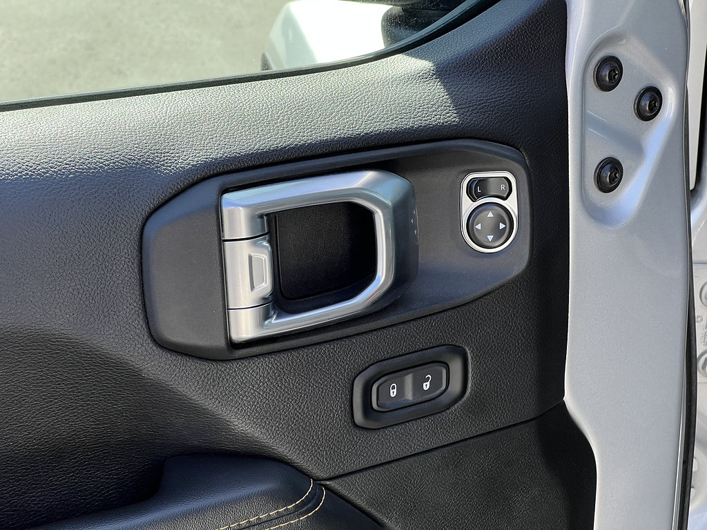 Used 2024 Jeep Wrangler Unlimited Sahara AWD/4WD image 27
