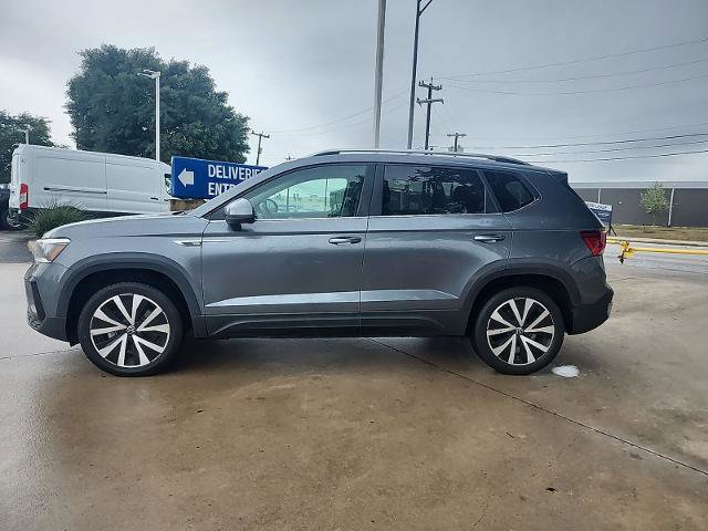 Used 2024 Volkswagen Taos SE FWD image 2