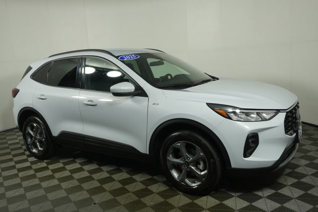 Certified 2025 Ford Escape ST-Line Select AWD/4WD image 2