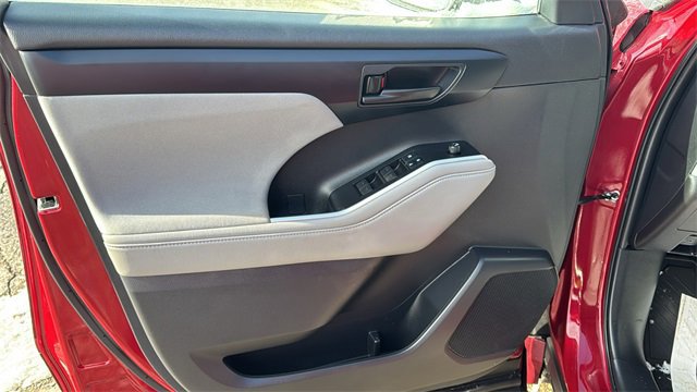 Used 2021 Toyota Highlander LE image 11