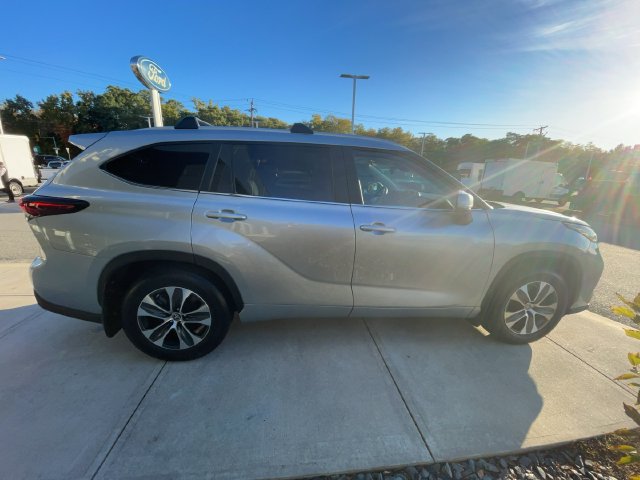 Used 2024 Toyota Highlander XLE AWD/4WD image 8