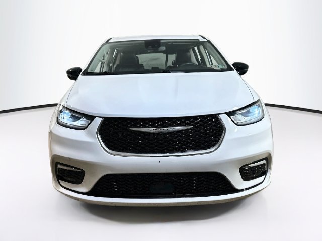 Used 2024 Chrysler Pacifica Touring-L FWD image 2