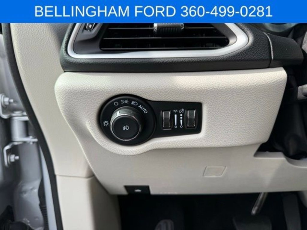 Used 2024 Chrysler Pacifica Touring-L image 23