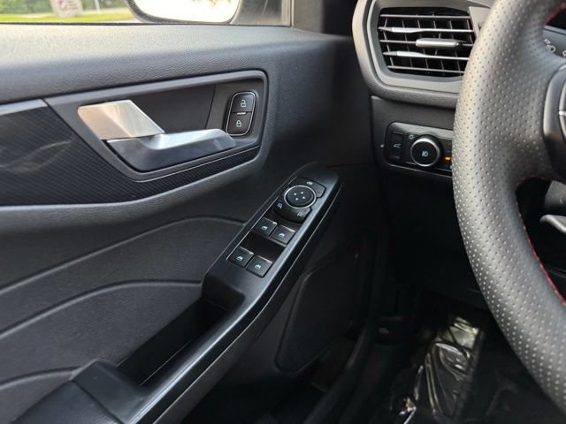 Certified 2025 Ford Escape ST-Line Select AWD/4WD image 35